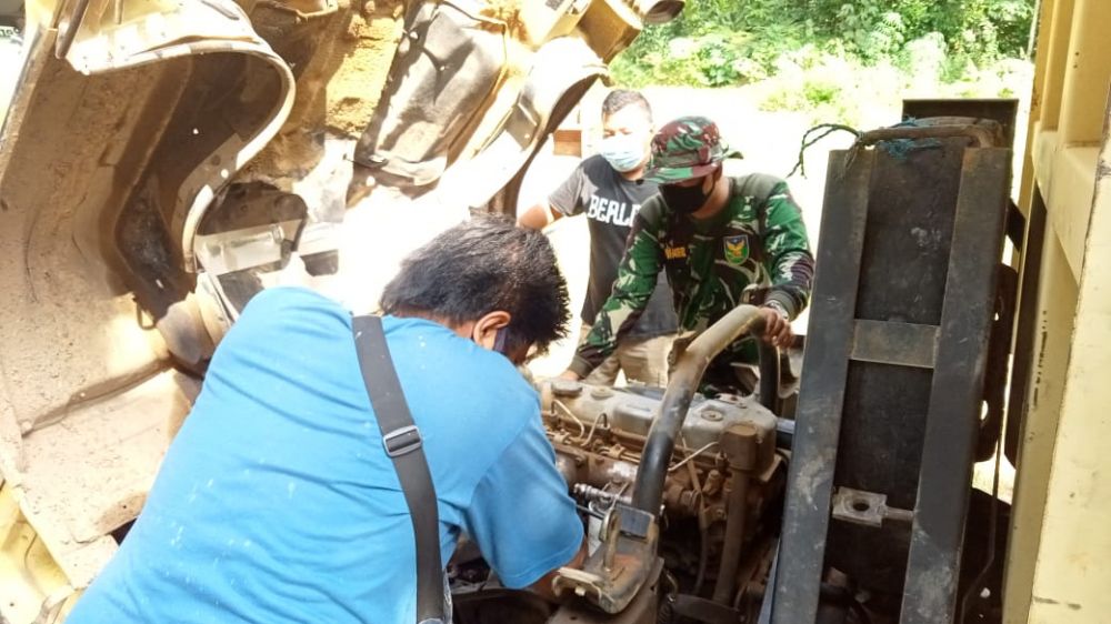 Dump Truk Mogok, Satgas TMMD 111 Ikut Bantu Perbaiki