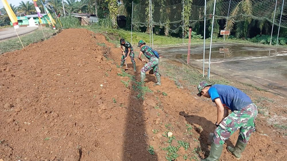 Satgas TMMD Bersihkan Lapangan Volly Desa Bukitberingin