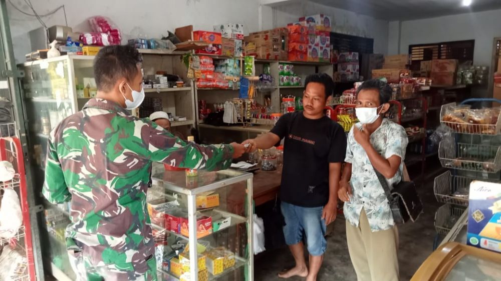 Cegah Covid, Satgas TMMD Bagikan Masker ke Warga Desa Bukitberingin