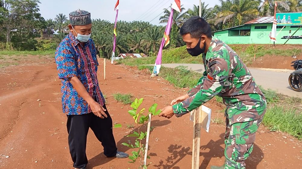 Satgas TMMD Bahas Manfaat Penanaman Pohon Bersama Warga 