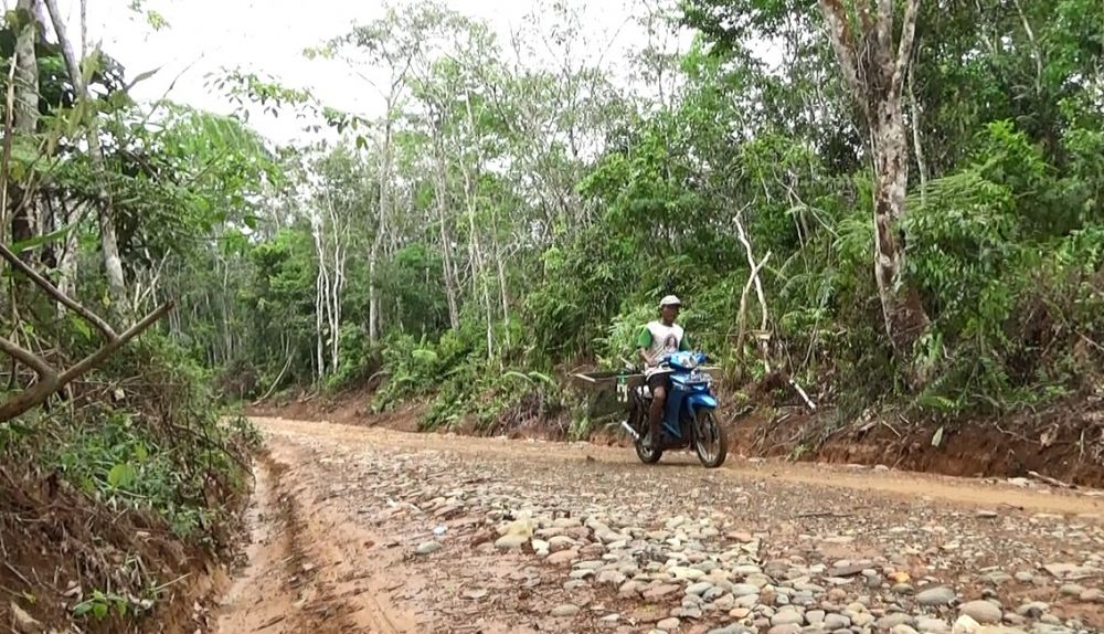 Senangnya Warga Saat Lalui Jalan 2 Desa TMMD 111