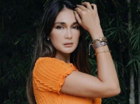 Senyum Luna Maya Saat di Kolam Renang Sungguh Menggoda