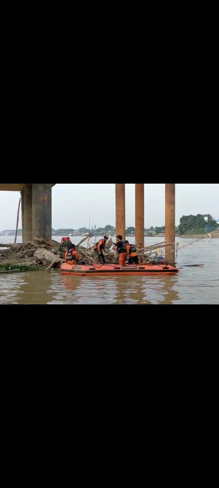 Kodim 0415/Jambi Bersihkan Sampah Kayu di Jembatan Gentala Arasy