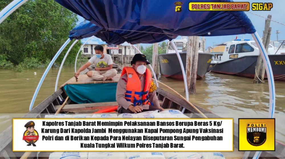 Antar Bansos Pakai Perahu, Polres Tanjab Barat Salurkan Bantuan ke Warga