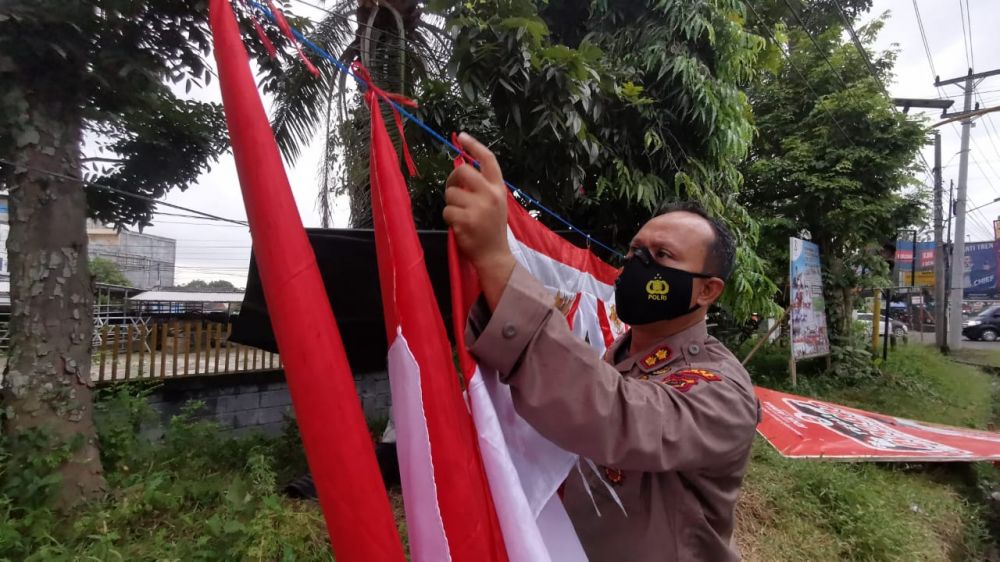 Bantu Pedagang, Kapolres Bungo Borong Dagangan Penjual Bendera Merah Putih 