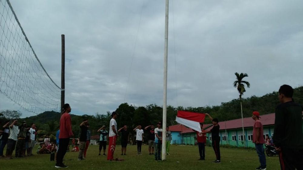 Semangat Kibarkan Bendera, Pemuda Muarakulam Panjat Tiang Bendera