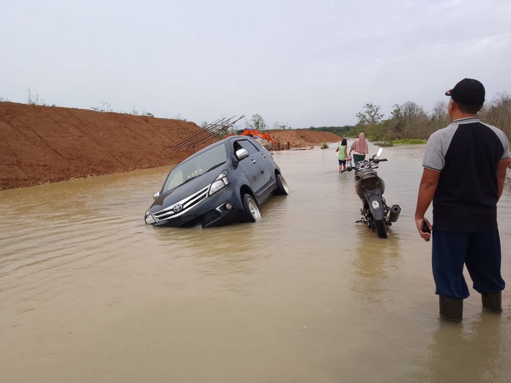 Jalan Terendam Banjir, Mobil Masuk Lobang Irigasi