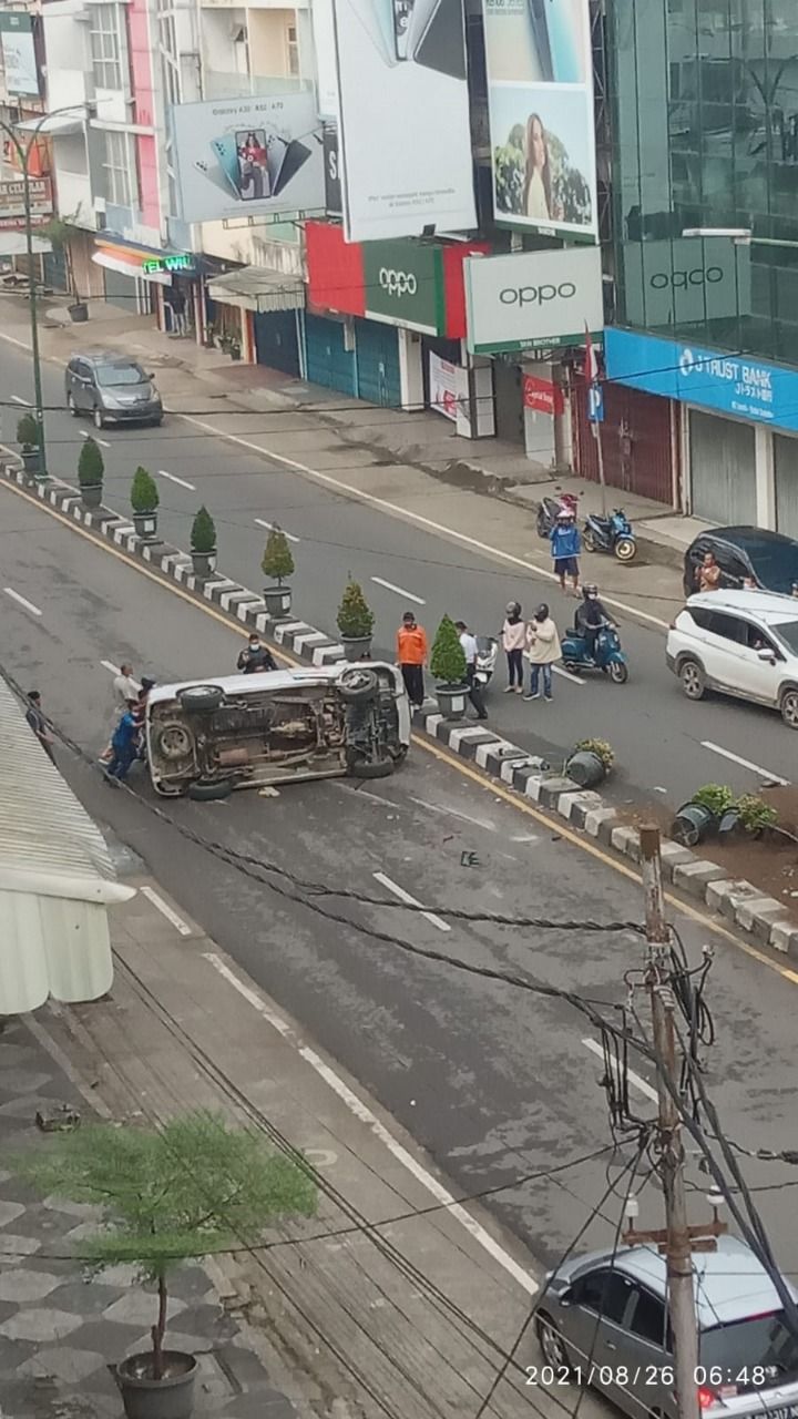Tabrak Median Jalan, Mobil Ambulance Terbalik