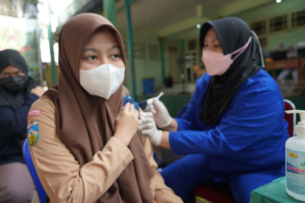 Ribuan Pelajar Antusias Ikut Vaksinasi Massal di Korem 042/Gapu