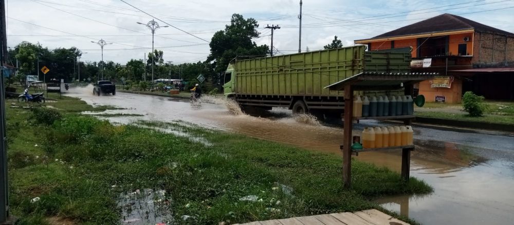 Warga Soroti Kondisi Jalan Nasional