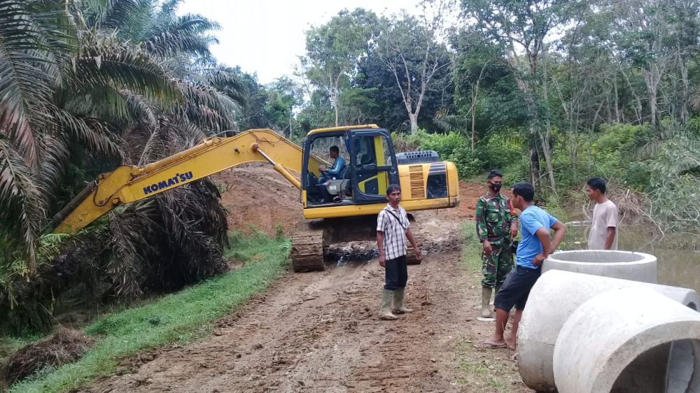 Warga Sukarela Bantu Satgas Pasang Gorong-gorong