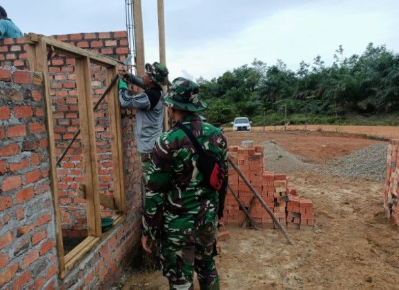 Bersama Warga, Satgas TMMD ke-112 Kodim Bute Mulai Pasang Kusen Rumah Guru Honr