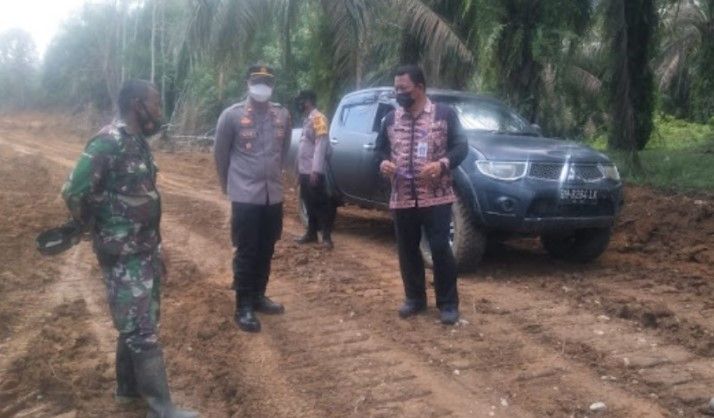 Forkompincam Tebo Ilir Pantau Pembangunan Jalan di Lokasi TMMD