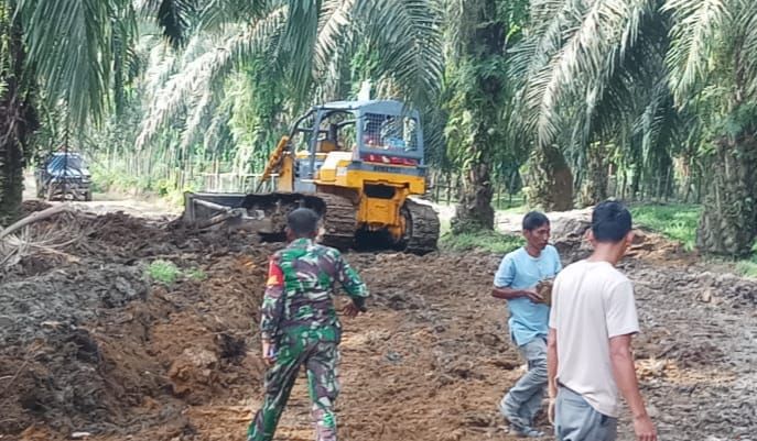 Tak Kenal Lelah, Satgas TMMD Tetap Awasi Alat Berat