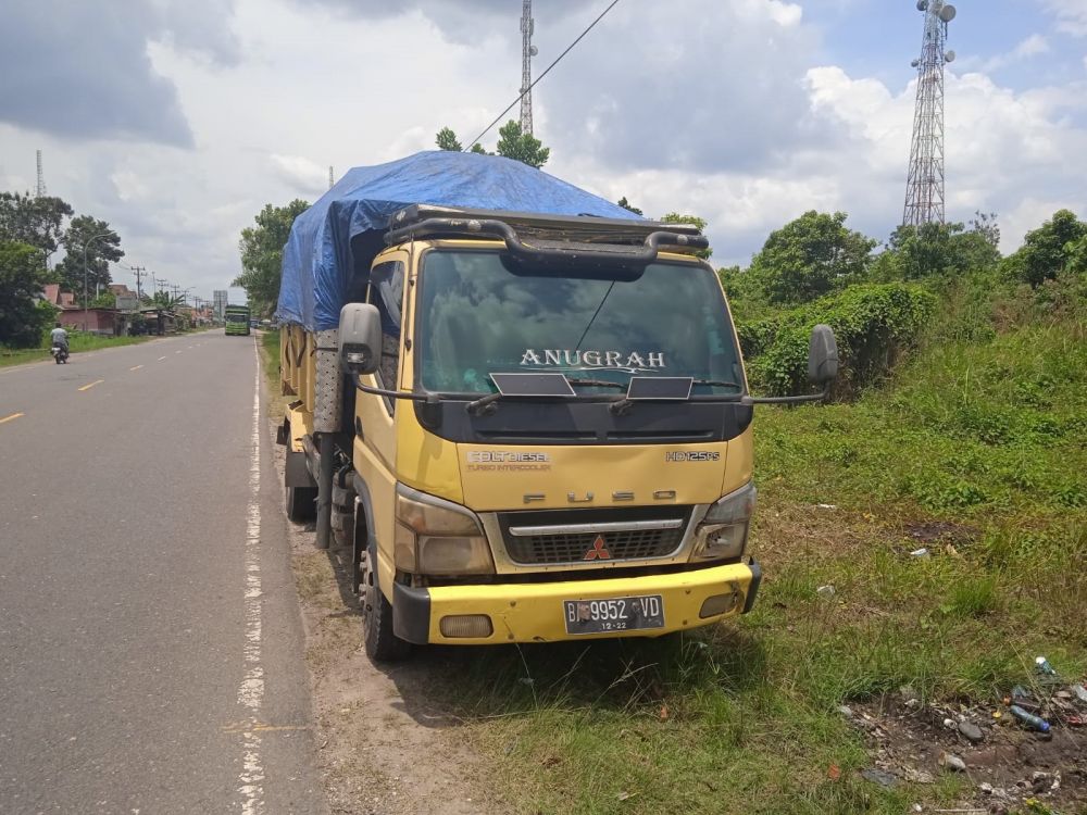 Hilang Kontrol, Carry Tabrak Truk Batubara