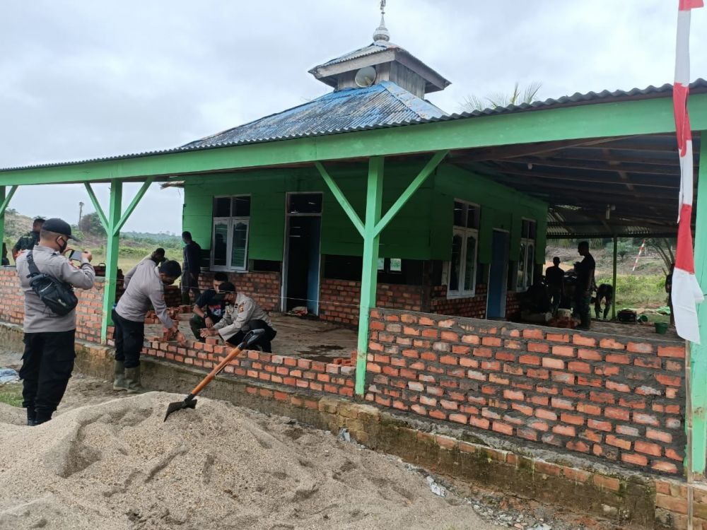 TMMD 112 Kodim Bute, Polisi Bantu Satgas Rehab Masjid Al Muhajirin