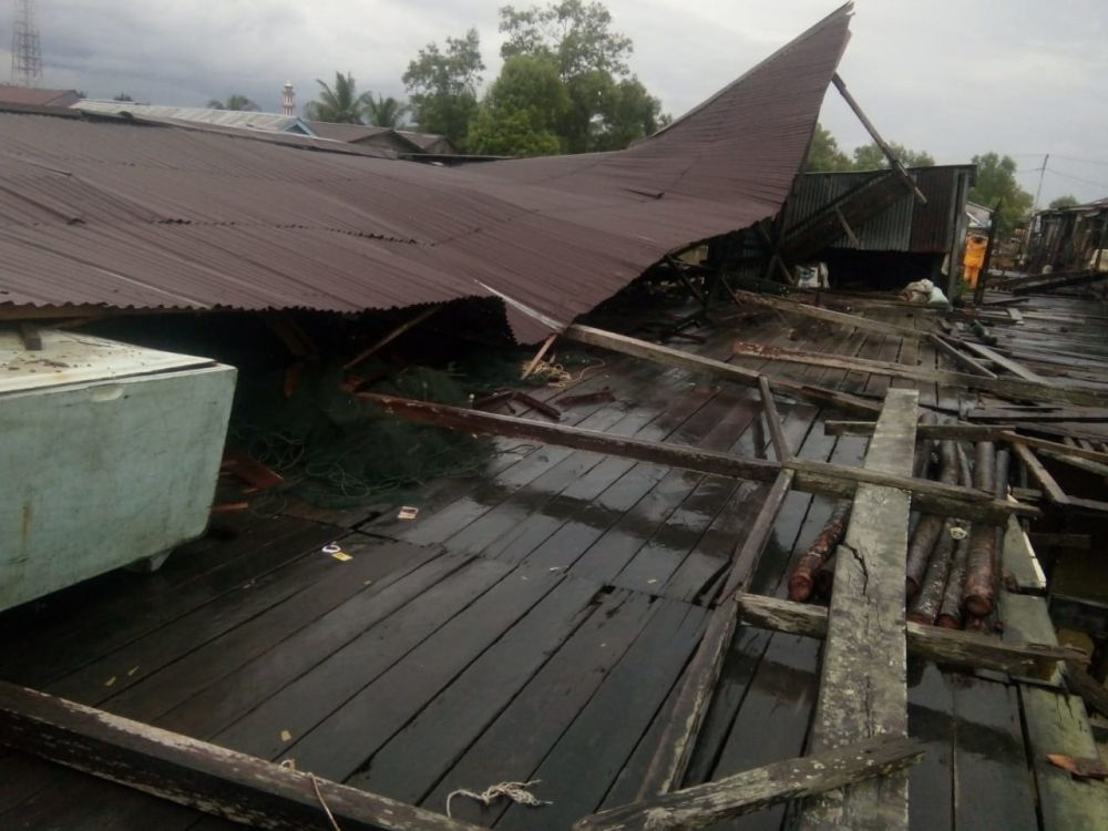 Hujan Lebat, Balai Pemuda Ambruk