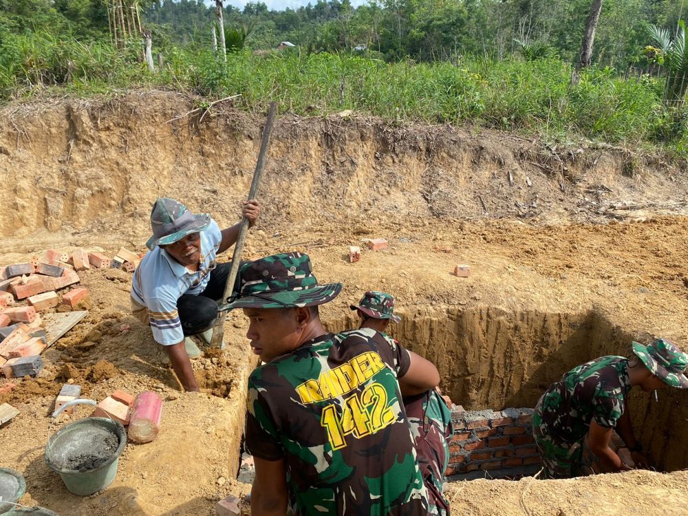 Satgas Bersama Warga Bikin Lobang Septic Tank Rumah Guru SD