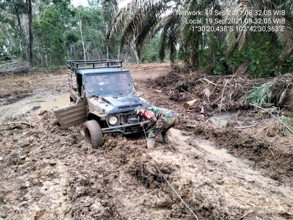 Terjebak di Jalan Berlumpur, Satgas TMMD ke-112 Kodim Bute Tetap Semangat