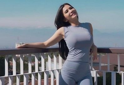 Tampil Seksi di Pantai, Maria Vania: Siapa yang Mau...