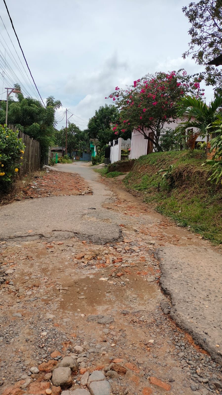 Warga Keluhkan Jalan Rusak di Lorong Tembus, Kelurahan Paal V