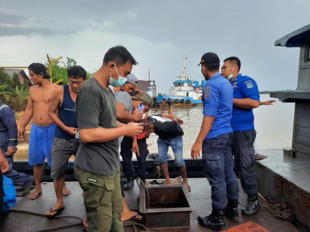 Teriakan Pahrorazi Ditelan Hujan