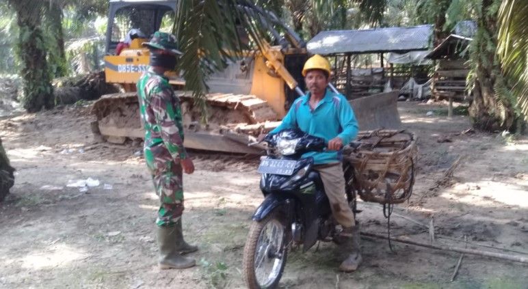 Petani Sungaibengkal Semangat dengan Jalan Baru TMMD