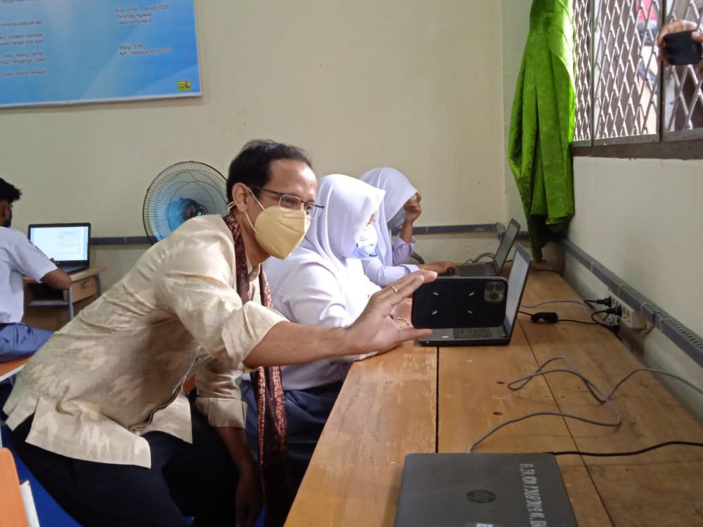 Nadiem Makarim Mendikbud RI Selfy Saat Siswa Sedang Praktek di SMKN 1 Kota Jambi