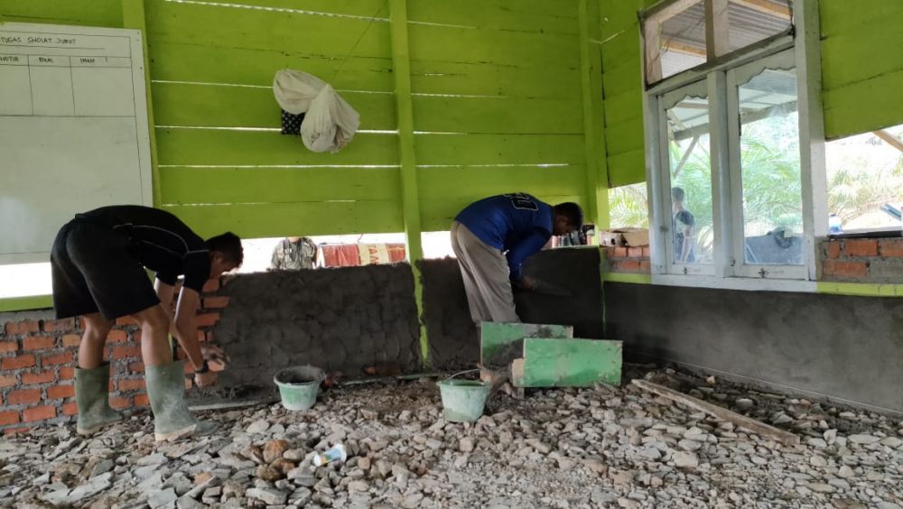 Satgas dan Warga Kompak Plaster Dinding Masjid Al Muhajirin