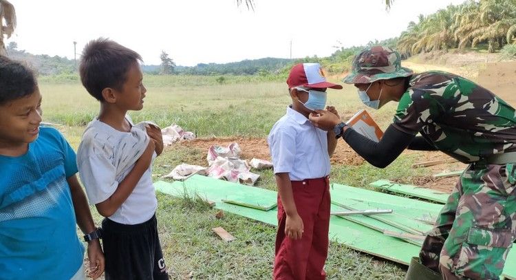 Satgas TMMD 112 Kodim Bute Sosialisasi dan Bagikan Masker ke Murid SD