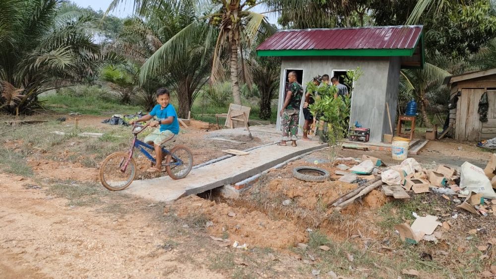 Keceriaan Anak-anak Pulang Sekolah, Bermain dan Melihat Satgas Bekerja