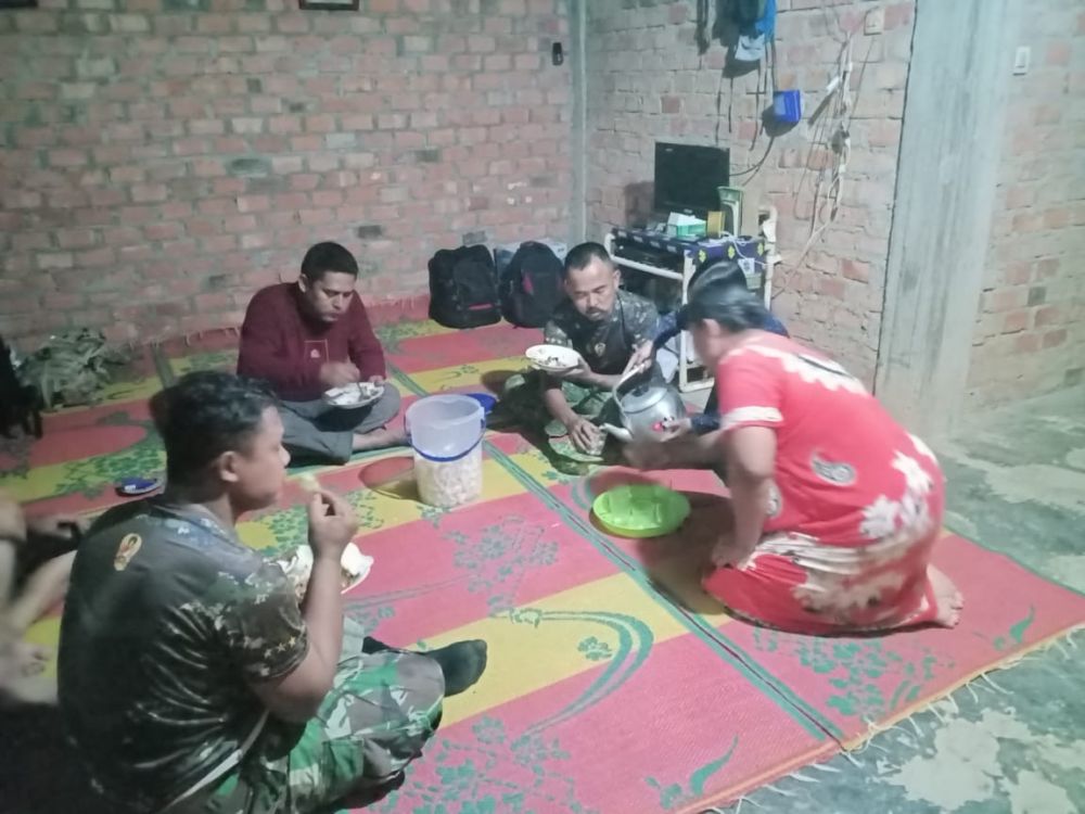 Hangatnya Suasana Saat Satgas TMMD Makan Malam di Rumah Ortu Asuh