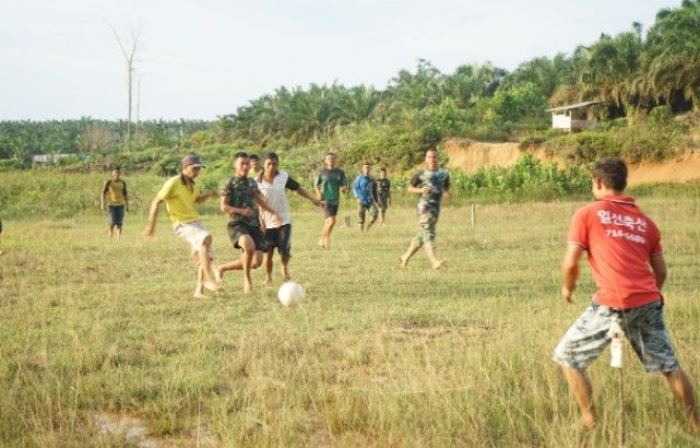 Sore, Satgas Main Sepak Bola Bersama Warga