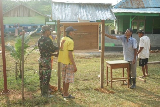 Satgas TMMD Buat Papan Nama Masjid Al-Muhajirin