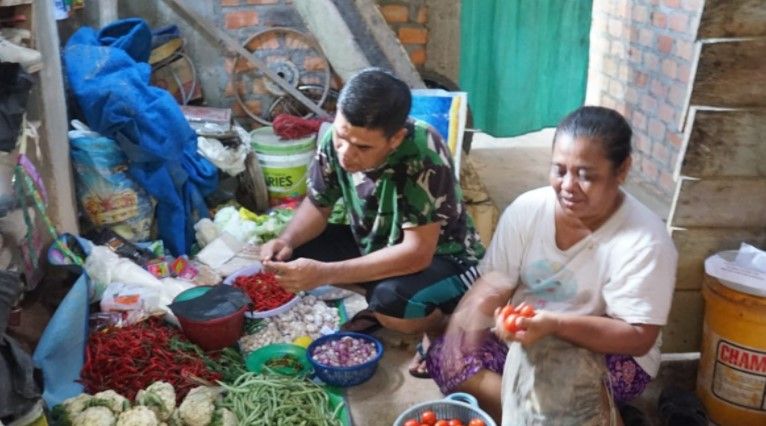 Siapkan Bumbu, Satgas Bantu Ibu Asuh di Dapur