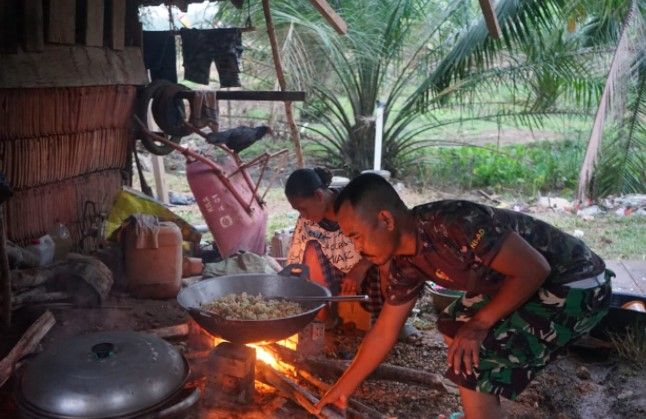 Cekatan, Satgas TMMD Bantu Ibu Asuh Masak Gulai