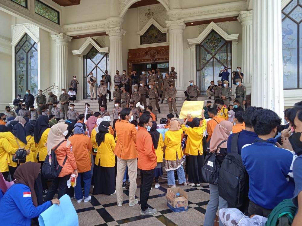 KPK Datang ke Jambi, Puluhan Mahasiswa Unjuk Rasa di Kantor Gubernur