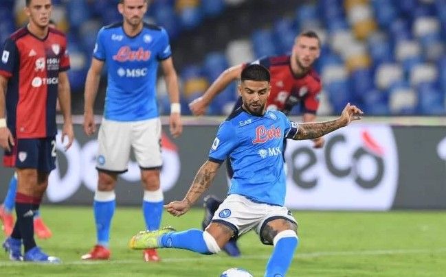Napoli Kalahkan Cagliari 2-0
