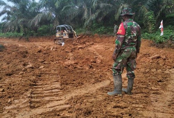 TMMD Awasi Alat Berat Kerjakan Pembuatan Jalan