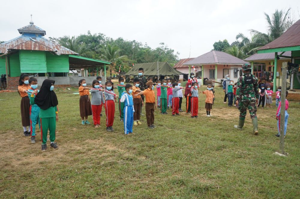 Tanamkan Disiplin, Satgas Latih PBB Murid SD Pembantu