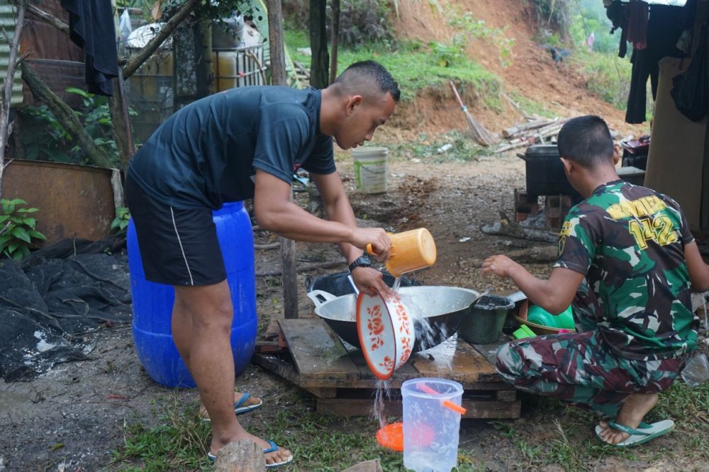 Usai Sarapan, Satgas TMMD Bantu Ortu Asuh Cuci Piring