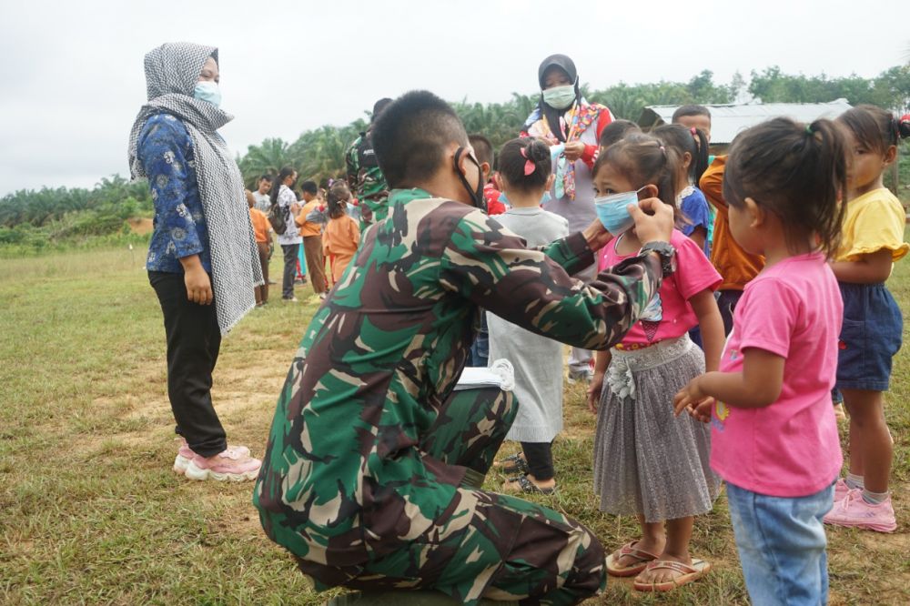 Ingtkan Prokes, Satgas Bagikan Masker ke Murid SD dan PAUD