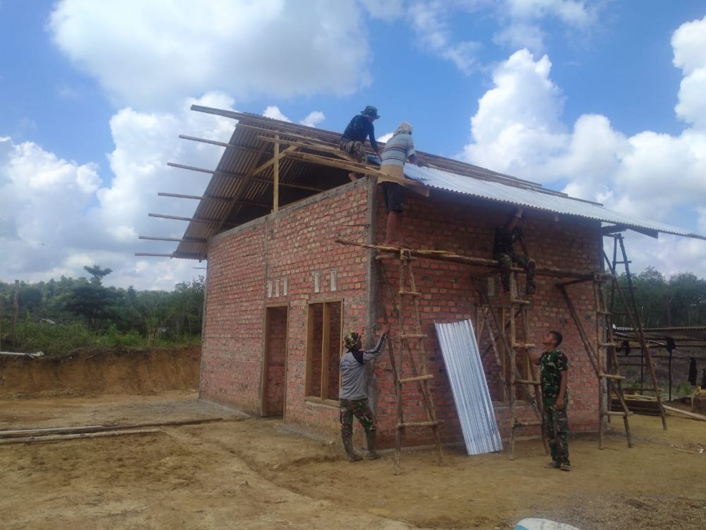 Walau Terik, Satgas TMMD Semangat Pasang Atap Rumah Warga