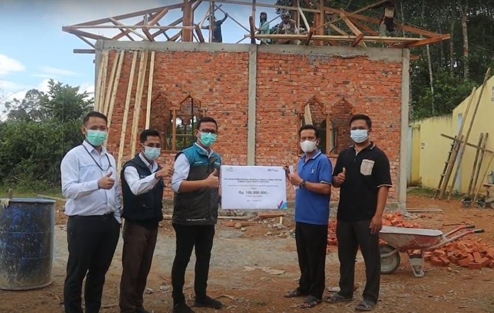 PLN UP3 Muara Bungo Serahkan Bantuan TJSL di Kabupaten Kerinci