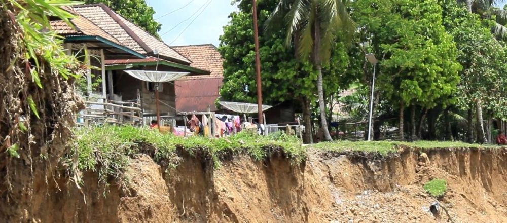 Rumah dan Sekolah Terancam Ambruk