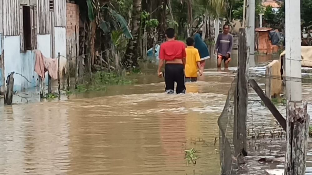 Warga Pinggiran Sungai Waspada