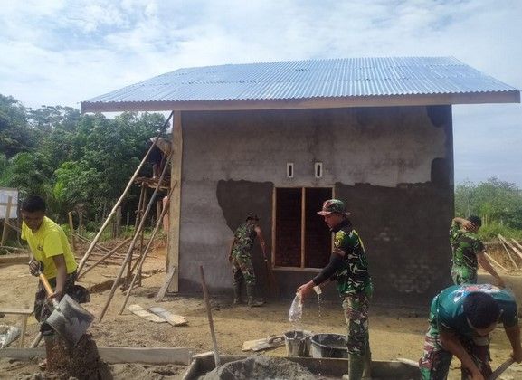 Cekatan, Satgas Kerjakan Rumah Guru Honor