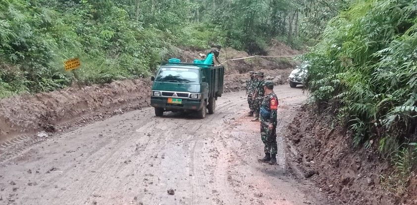 Satgas TMMD Rela Main Lumpur dan Debu