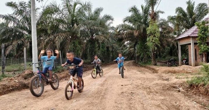 Senangnya Anak-anak Simpang Tepos Bermain Sepeda di Jalan Program TMMD