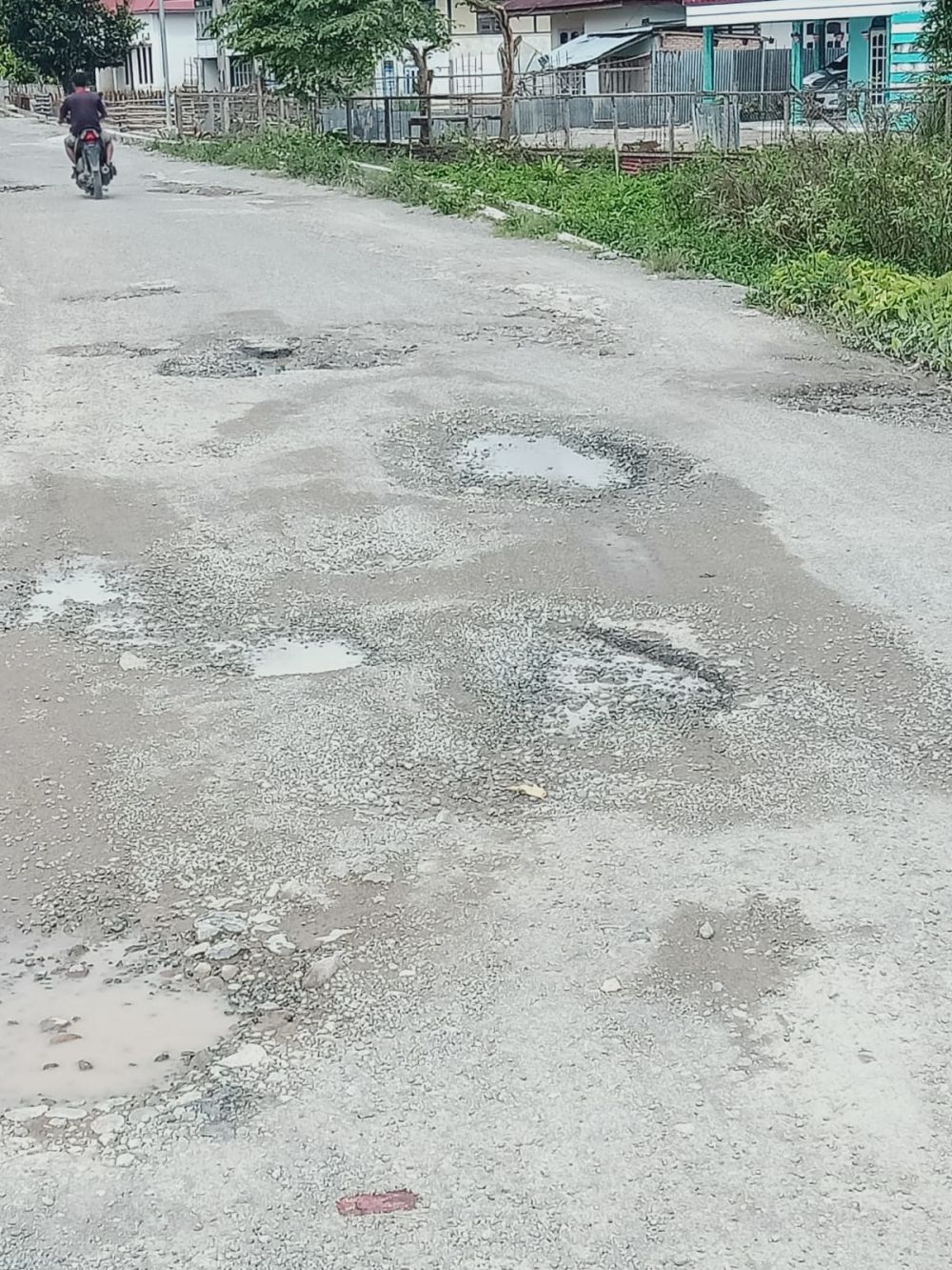 Jalan Kabupaten di Penawar Rusak Parah